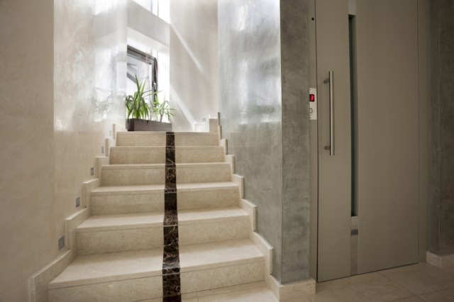 Không nên chọn mua căn hộ có cửa chính đối diện với một cầu thang