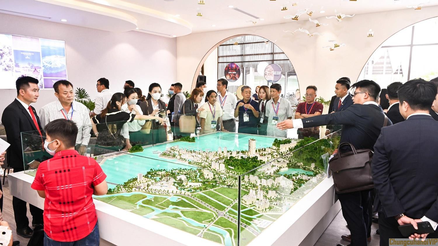 sự kiện khai trương nhà mẫu CADIA Quy Nhon đã chính thức diễn ra và thu hút sự quan tâm của đông đảo giới đầu tư, cho thấy sức hấp dẫn của dòng căn hộ du lịch trải nghiệm tại thị trường bất động sản của thành phố biển xinh đẹp.