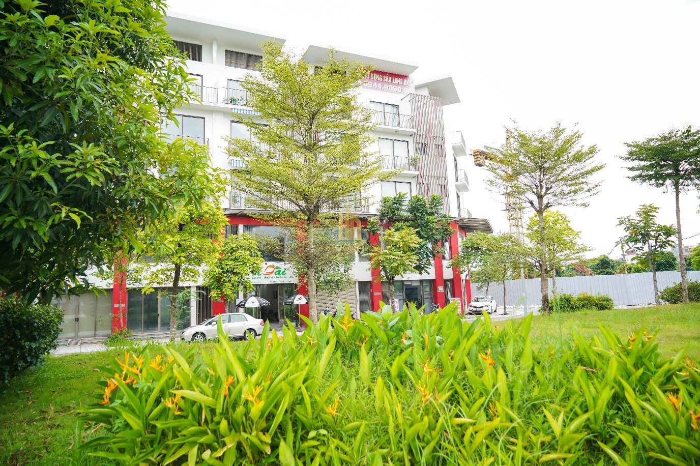 Hiện nay, các tiện ích trong quần thể đô thị Khai Sơn City cũng đã hoàn thiện và đi vào hoạt động như công viên cây xanh và đài phun nước, các quán café, nhà hàng, cửa hàng tiện lợi tại các shophouse những khối thấp tầng.