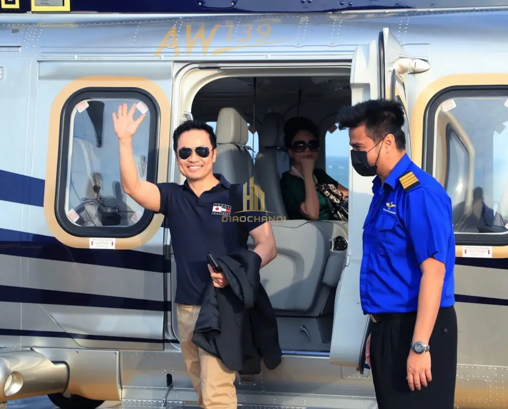 Các khách hàng đầu tiên (Shark Louis Nguyễn) trải nghiệm dịch vụ vận chuyển bằng trực thăng hạng sang tại The Grand Sentosa