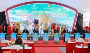 Phó Thủ tướng Chính phủ Trần Lưu Quang và các đại biêu thực hiện nghi thức khởi công dự án nhà ở xã hội tại Hải Phòng