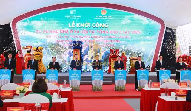 Phó Thủ tướng Chính phủ Trần Lưu Quang và các đại biêu thực hiện nghi thức khởi công dự án nhà ở xã hội tại Hải Phòng