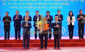 Ông Phạm Thiếu Hoa - Chủ tịch Công ty CP Vinhomes chủ sở hữu của Công ty CP Muối Cam Ranh nhận Giấy chứng nhận đăng ký đầu tư Dự án nhà ở xã hội Vinhomes Happy Home