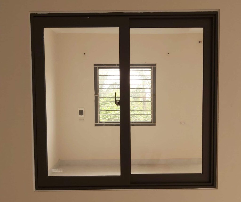 Khi sử dụng cửa sổ lùa 2 cánh nhôm Xingfa cần nhẹ nhàng để đảm bảo độ bền tối đa