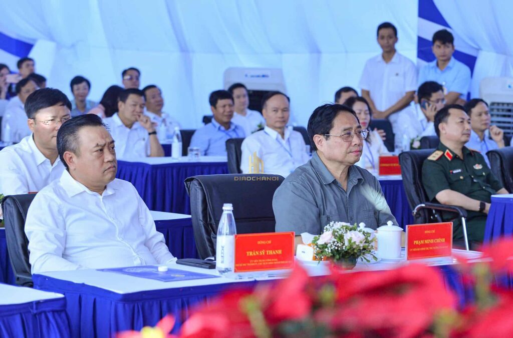 Thủ tướng Chính phủ Phạm Minh Chính đến dự lễ khánh thành cây cầu Vĩnh Tuy giai đoạn 2